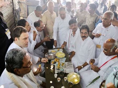 कर्नाटक चुनावी दौरा: रोड शो में राहुल ने ढाबे पर लिया मिर्च के पकौड़ों का आनंद