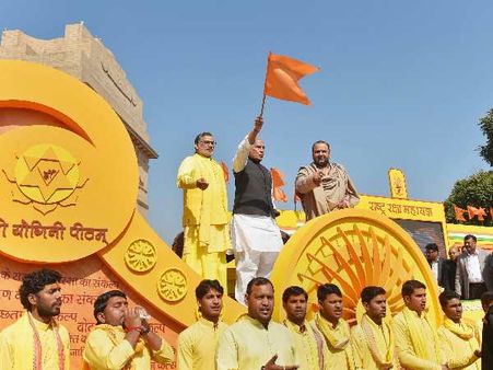 बीजेपी की जल मिट्टी रथ यात्रा शुरू, राजनाथ बोले- हमारी कोशिश भारत को विश्व गुरु बनाने की है...