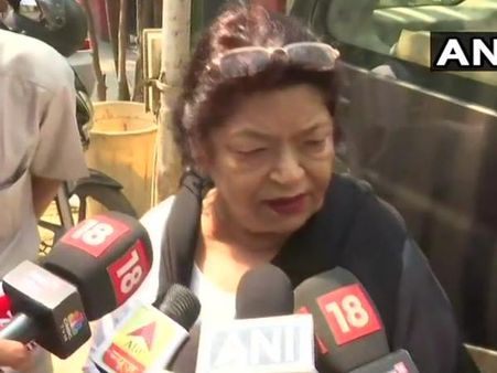 श्रीदेवी की मौत पर बोलीं सरोज खान, वो मेरी बेटी जैसी थी, नहीं हो रहा उसकी मौत का यकीन