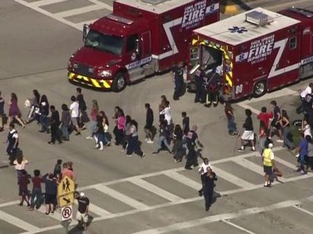 Florida School Shooting: गोलीबारी में 17 लोग मरे, बंदूकधारी गिरफ्तार