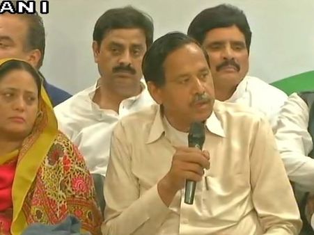 पूर्व बीएसपी नेता नसीमुद्दीन सिद्दीकी अपने समर्थकों के साथ कांग्रेस में हुए शामिल