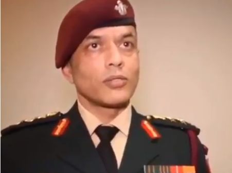 सेना के अफसर ने बताया, 'धर्म बताने पर गंदे पानी में डुबकी लगानी पड़ी थी'