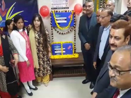 VIDEO: फिल्म पैडमैन से प्रेरित होकर रेलवे स्टेशन में लगाई गई नैपकीन डिस्पेंसर मशीन