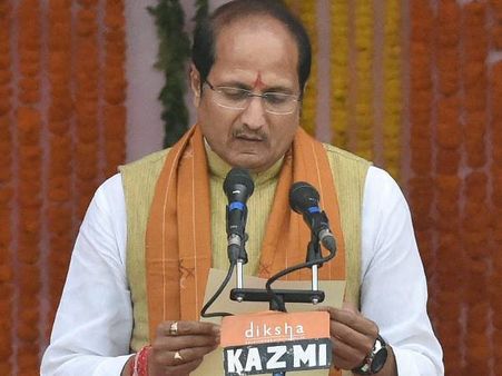राज्य मंत्री सुरेश राणा के काफिले की गाड़ी पलटी, 7 गनर घायल, 3 की हालत गंभीर