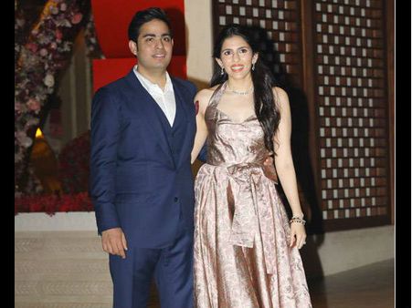 डेढ़ लाख रुपए का है आकाश-श्लोका की शादी का कार्ड? रिलायंस ने दी सफाई