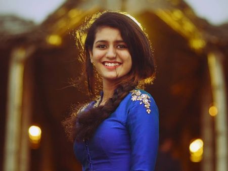 Priya Prakash Varrier का ये वीडियो हुआ वायरल, ठहाका लगाकर हंस रही हैं इंटरनेट सनसनी