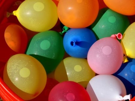 दिल्ली में फिर डीयू छात्राओं पर फेंका गया वीर्य से भरा गुब्बारा, इस बार लड़की ने की ये शर्मनाक हरकत