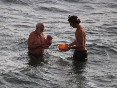 महिला ने बीच समुद्र में बच्चे को दिया जन्म, हैरान कर देंगी डिलीवरी की तस्वीरें