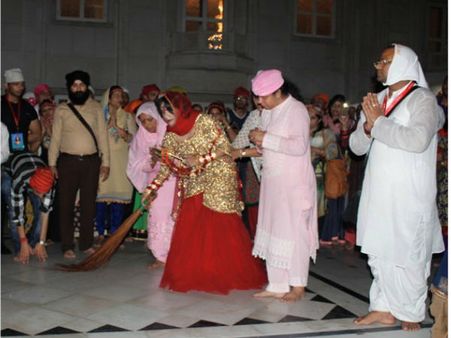 फिर से सुर्खियों में राधे मां, पहुंचीं स्वर्ण मंदिर, दान किए 20 लाख के बर्तन