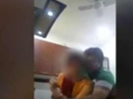 बहू के साथ ससुर करता था गंदी हरकत, Video बनाकर किया पर्दाफाश