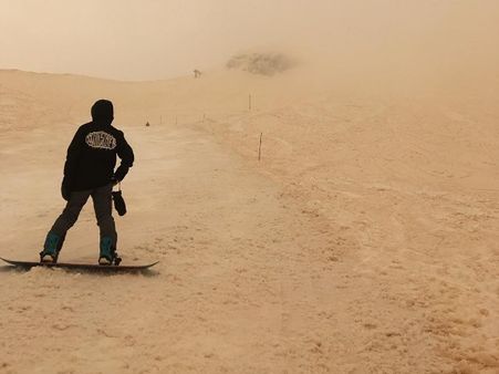 Orange Snow Pics: आसमान से गिरी नारंगी बर्फ, बन गए मंगल ग्रह जैसे हालात