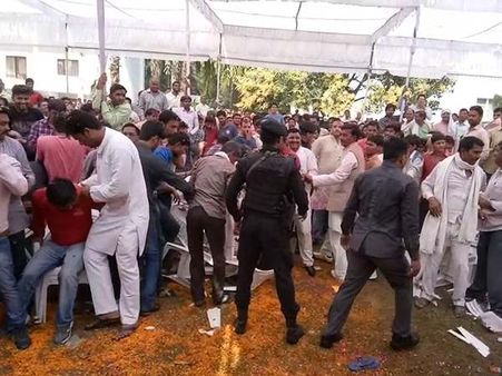 सैफई में होली के दौरान अखिलेश-शिवपाल का मनमुटाव आया सामने, प्रशंसकों ने तोड़ी कुर्सियां