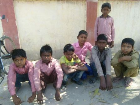 VIDEO: कमरे में बंदकर सात बच्चों को बुरी तरह पीटा, मोबाइल चोरी का लगाया इल्जाम