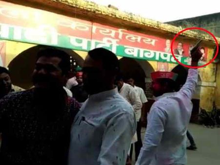 बागपत: उपचुनाव जीत के जश्न में सपा कार्यकर्ताओं ने की फायरिंग
