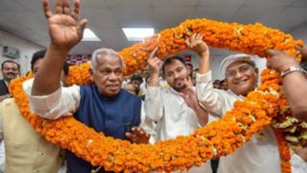 बिहार में सियासी टूट-फूट के नीतीश-लालू के लिए मायने क्या