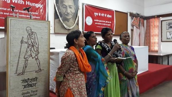 'सरकार भगवान है, सुनबे नहीं करता है'