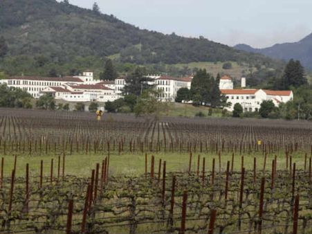 कैलिफोर्निया में बंदूकधारी ने तीन लोगों को बंधक बनाया, फायरिंग जारी