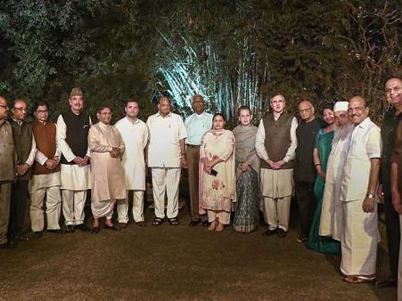 डिनर पर चर्चा: उपचुनाव में बीजेपी की हार से क्यों उत्साहित है कांग्रेस?