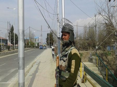 भूखे भिखारी को खाना देने वाले CRPF के जवान को आईजी ने किया सम्मानित, सोशल मीडिया पर हुई तारीफ