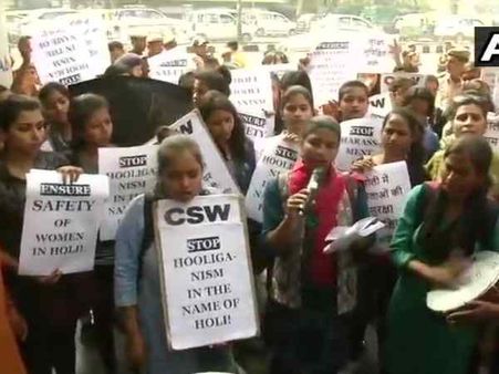 वीर्य से भरे गुब्बारे फेंके जाने को लेकर दिल्ली पुलिस हेडक्वार्टर पर छात्राओं का प्रदर्शन