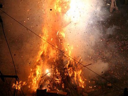 Holika Dahan 2018: शांति के लिए होलिका दहन के दौरान कीजिए इन मंत्रों का जाप