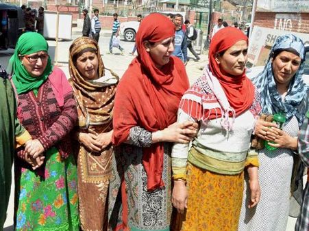 जम्मू और कश्मीर: AK-47 के साथ युवक की तस्वीर वायरल, मां ने कहा: लौट आओ बेटा