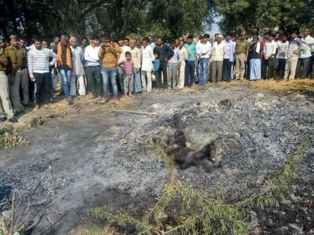 होलिका दहन के बाद राख के ढेर में मिली महिला की जली हुई लाश