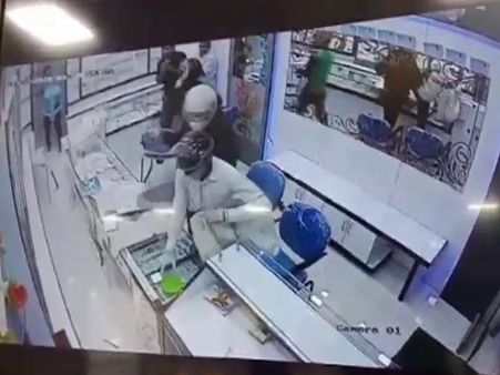 VIDEO: हेलमेट लगाकर धारदार हथियार संग ज्वैलरी स्टोर में घुसे 3 लुटेरे, देखें फिर क्या हुआ...