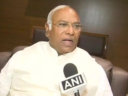 #UPByPolls: योगी-मौर्य पर खड़गे का वार, कहा- अहंकार की बात करते जाएंगे तो ये ही नतीजा होगा