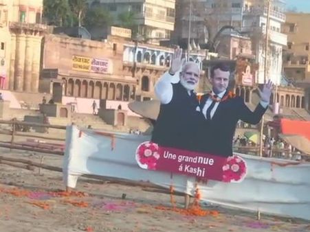 #MacronInVaranasi: वाराणसी में गंगा घाटों से आ रही बदबू दूर करने के लिए बहाया गया इत्र!