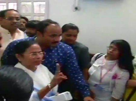 पश्चिम बंगाल में राज्यसभा की चार सीटों पर टीएमसी की जीत के बाद ऐसे दिखीं ममता बनर्जी