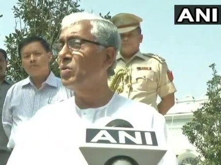 #ManikSarkar: गवर्नर हाउस पहुंचकर सीएम माणिक सरकार ने राज्यपाल को सौंपा अपना इस्तीफा