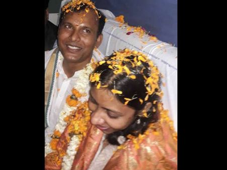 PICS: मंडप की तरह सजा चलती ट्रेन का कोच, सफर में हमसफर बना यह जोड़ा