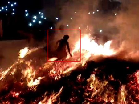 जलती होलिका की आग से गुजरा मथुरा का पंडा, देखिए वीडियो