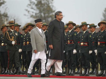 तीन वर्ष बाद नेपाल की यात्रा पर गया कोई पाकिस्‍तानी पीएम, नेपाली पीएम ओली से मिले अब्‍बासी