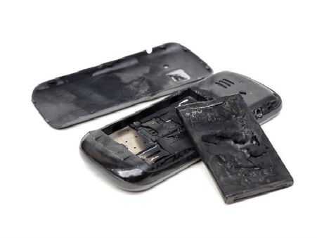 चार्जिंग के दौरान नोकिया फोन पर बात करते समय हुआ धमाका, युवती की मौत