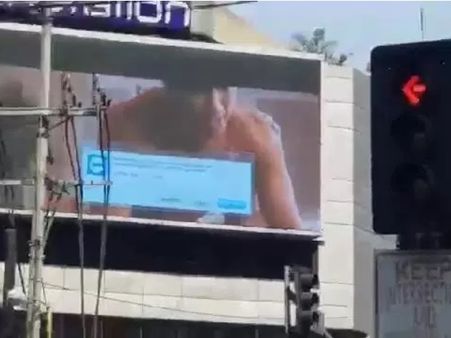 अचानक भरे बाजार बिलबोर्ड पर चलने लगी पोर्न फिल्म, लोगों ने बना लिया वीडियो