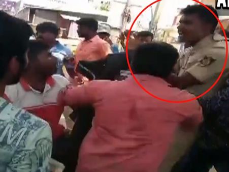 VIDEO: बेंगलुरु में गुंडों ने सड़क पर सरेआम पुलिसवाले को दौड़ा-दौड़ाकर पीटा