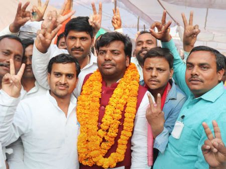 कौन हैं योगी आदित्यनाथ के गढ़ गोरखपुर में भाजपा के 'नट-बोल्ट' ढीले करने वाले प्रवीण कुमार निषाद