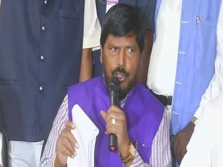 केंद्रीय मंत्री रामदास अठावले के सामने भिड़े उनकी पार्टी के नेता, मारपीट तक आई नौबत