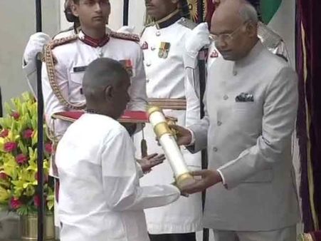 संगीतकार इलैयाराजा को राष्ट्रपति रामनाथ कोविंद ने पद्मविभूषण से किया सम्मानित