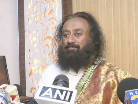 बाबरी विवाद पर विवादित बयान के बाद श्री श्री के खिलाफ एक और FIR दर्ज