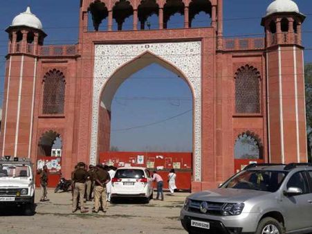 बरेली में मदरसे के दरवाजे से वापस लौटे श्रीश्री रविशंकर, जानिए क्यों?