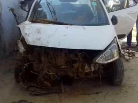 एक्सप्रेस वे की रेलिंग तोड़ नीचे गिरी शराब से भरी कार, होली से पहले लूटकर ले गए लोग