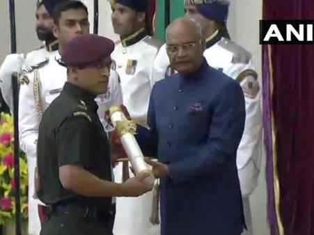 Video: लेफ्टिनेंट कर्नल की यूनिफॉर्म में महेन्द्र सिंह धोनी ने लिया पद्म भूषण सम्मान