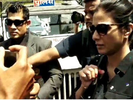 एक्ट्रेस तब्बू के साथ जोधपुर एयरपोर्ट पर छेड़खानी, गलत तरीके से छूने लगा शख्स