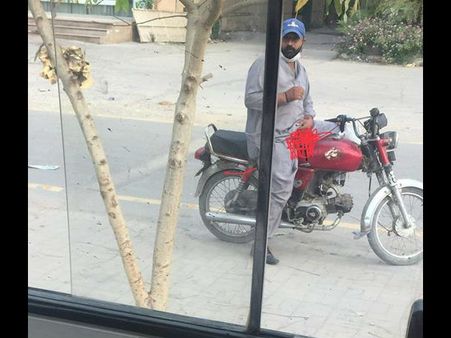   पाकिस्तान:लड़कियों को देख सरेआम गंदी हरकत करने लगा शख्स, लोगों ने कहा-मेरा जिस्म, मेरी मर्जी