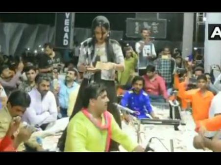 Video: देखिए भजन गायक पर कैसे हुई नोटों की बारिश