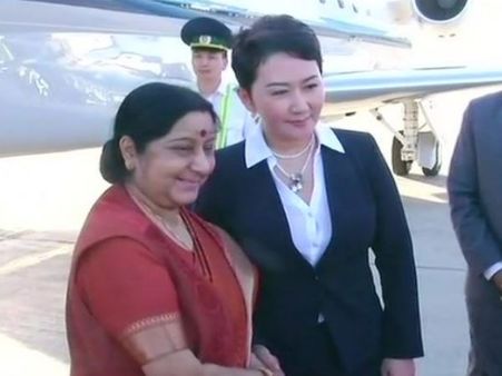 चीन का दौरा खत्म कर मंगोलिया पहुंची विदेश मंत्री सुषमा स्वराज