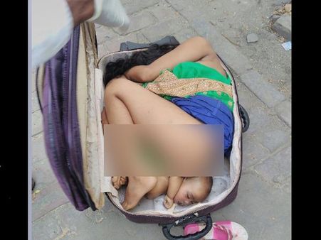 ट्रेन की सीट के नीचे से आ रही थी बदबू, सूटकेस में ठूंस कर रखी थी मां-बेटी की अर्धनग्न लाश